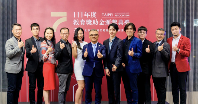 北市不动产代销公会教育奖助金，全体得奖同学、指导老师与公会成员合照。（政大提供）