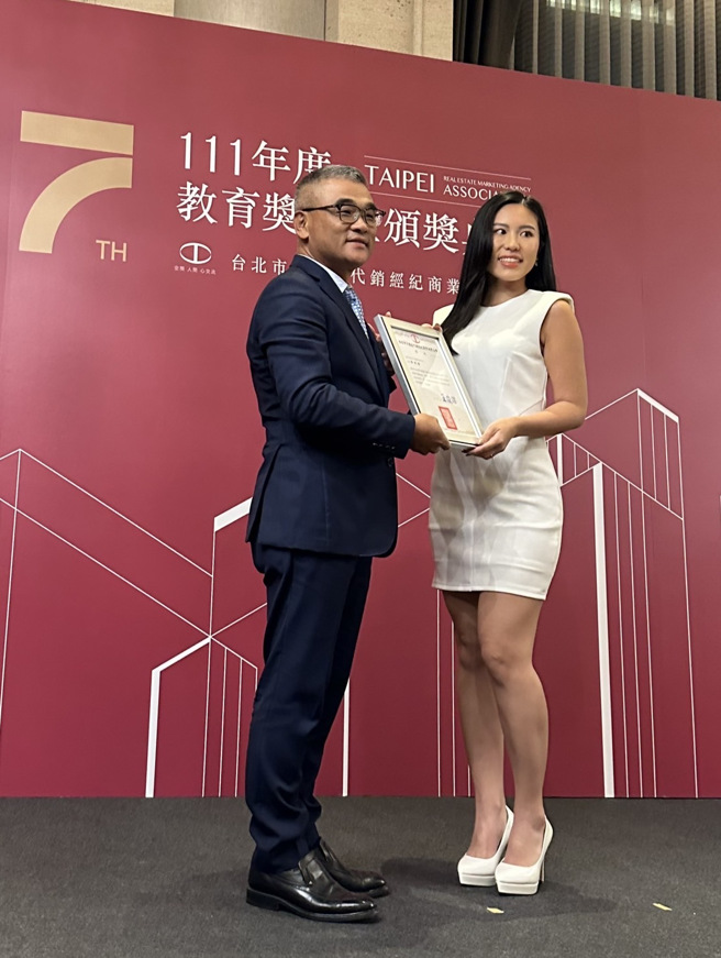 王俊杰理事长与政大地政李玟倩同学合照。（政大提供）