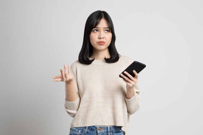 一名女网友日前网购围裙，收到包裹打开竟是一件「宫庙制服」，上头印着「神X会 王X杰」和庙名，让她笑说「寻找XX宫的王X杰，欢迎认领」。（示意图/shutterstock）