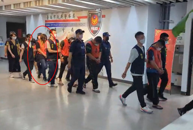 陈姓超商女店长与其他5人依杀人罪、组织犯罪等罪嫌移送法办。（曹婷婷摄）