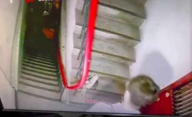 男子内急衝住宅楼梯间「偷棒赛」，气得住户女子PO影片大骂。（翻摄自脸书爆料公社）