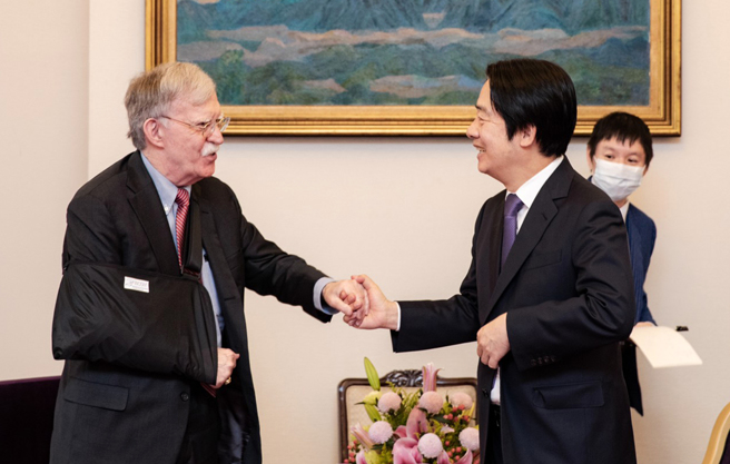 副总统赖清德(中)1日接见美国前白宫国安顾问波顿(左)时，提到希望美方协助台湾加入CPTPP。（资料照／总统府提供）