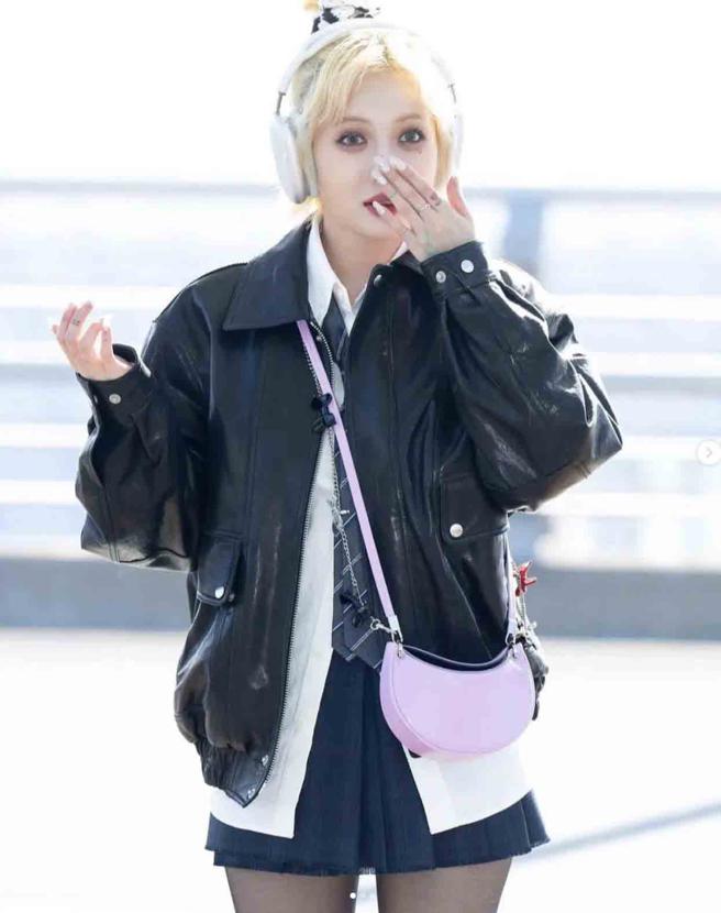 泫雅私服经常配带SAMO ONDOH 的包款。（摘自SAMO ONDOH IG）