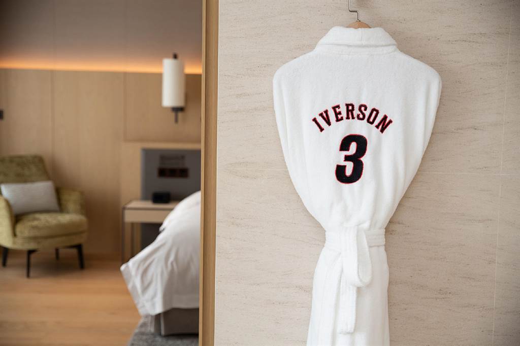 台北萬豪客製質感親膚浴袍，繡上艾佛森的英文名字及經典背號。(台北萬豪酒店提供)