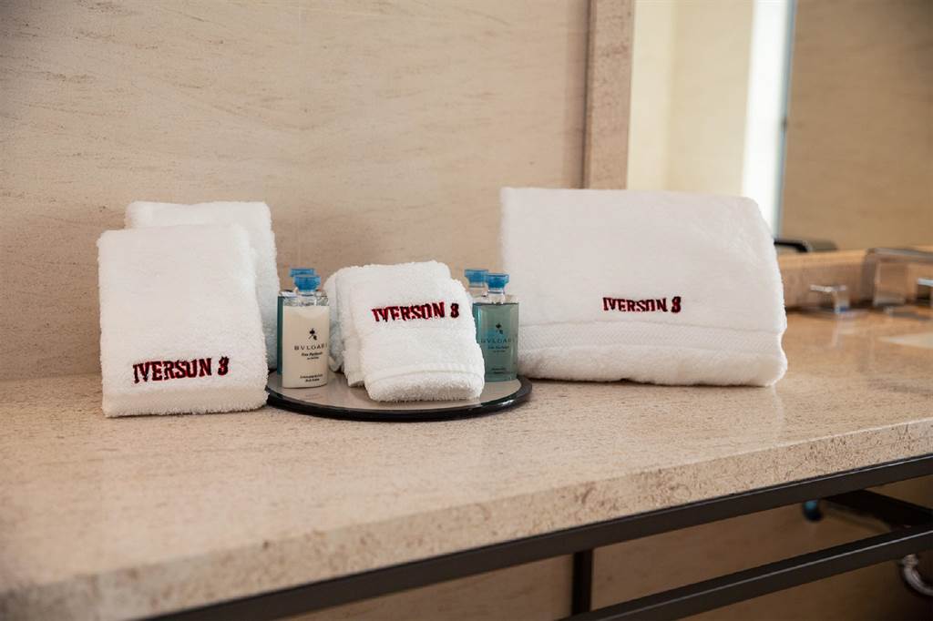 迎接重量級貴客，業者準備客製毛巾備品並請專人精心繡上艾佛森的英文名字，搭配代表飯店的M型標誌。(台北萬豪酒店提供)