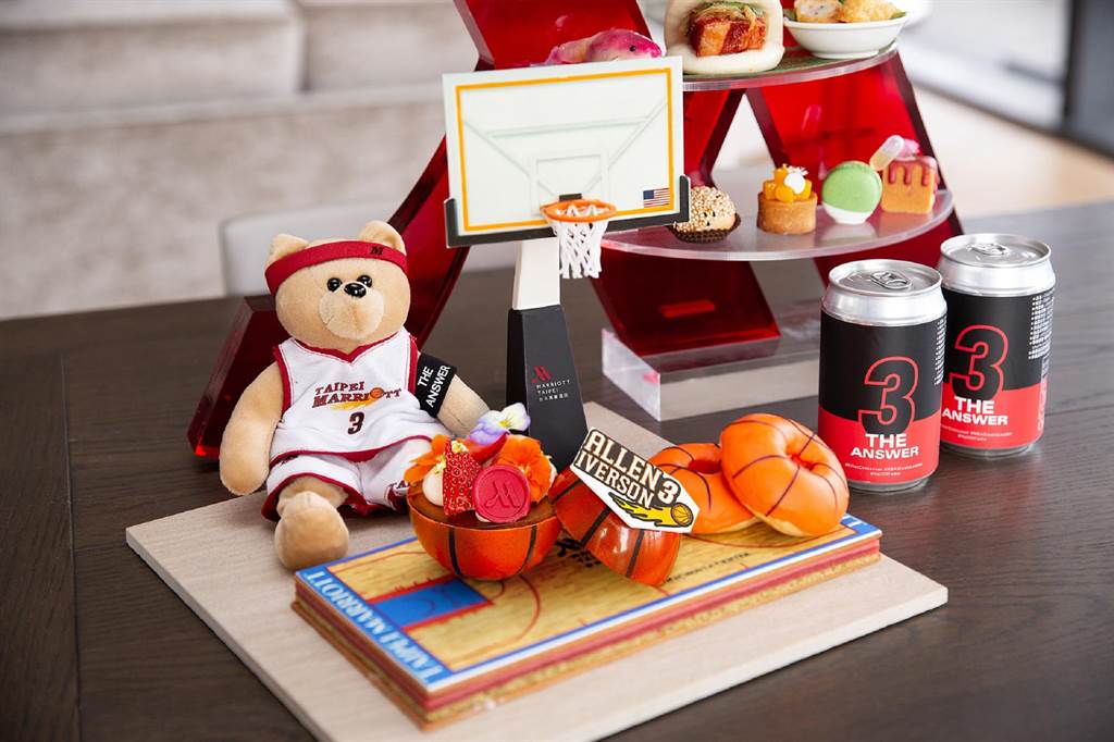 台北萬豪客製手工縫製艾佛森造型小熊搭配籃球主題甜點。(台北萬豪酒店提供)
