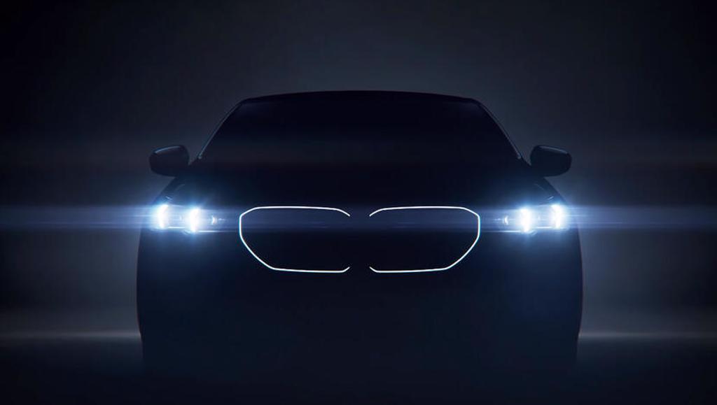 BMW i5 純電房車 5/24 現身，豪華設計承襲老大哥 i7 還可用「看」的來換車道(圖/DDCAR)
