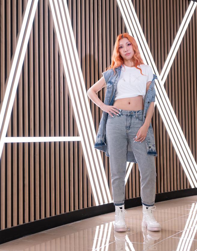 Karencici曝穿Ｔ恤的小妙招，将T恤上卷露小蛮腰，性感又增加层次感。A|X Armani Exchange浅蓝色丹寧背心1万2280元、白色T恤2880元、浅蓝色丹寧裤9180元、白色粉底短靴1万2880元。（Armani Exchange提供）