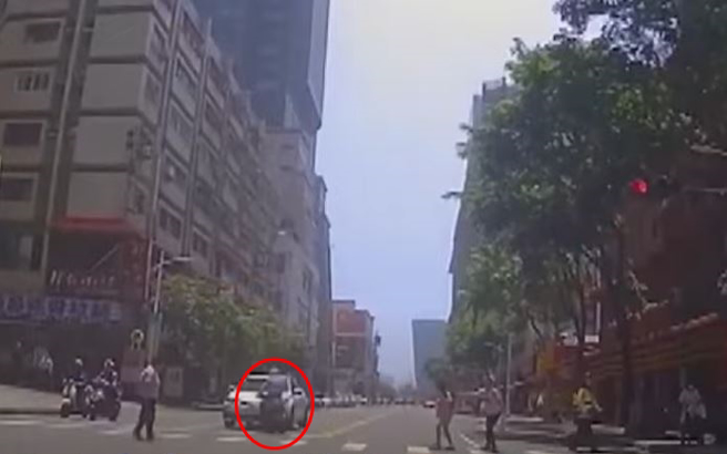阿伯骑士闯红灯见到斑马线行人又急煞闪避，导致整个人重心不稳，逆向撞到1辆等红灯汽车。（图/中天新闻）