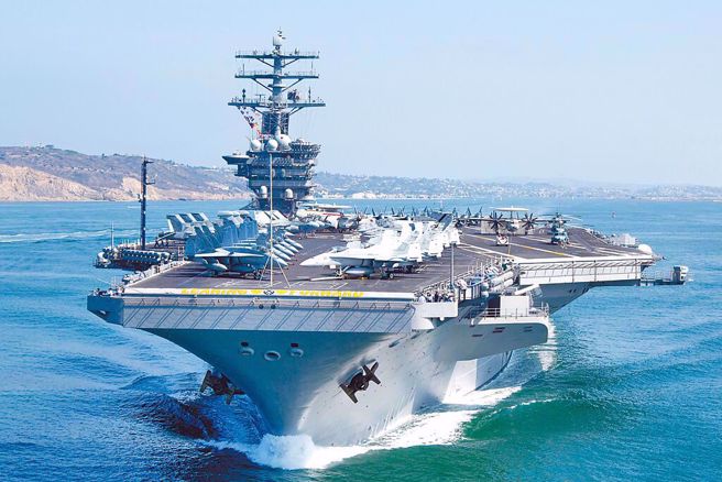 美国的航母尼米兹号和雷根号，出现在宫古海峡以东海域，双航母的演练意指吓阻中俄两国。图为美国航母尼米兹号。（示意图／摘自美国海军官网）