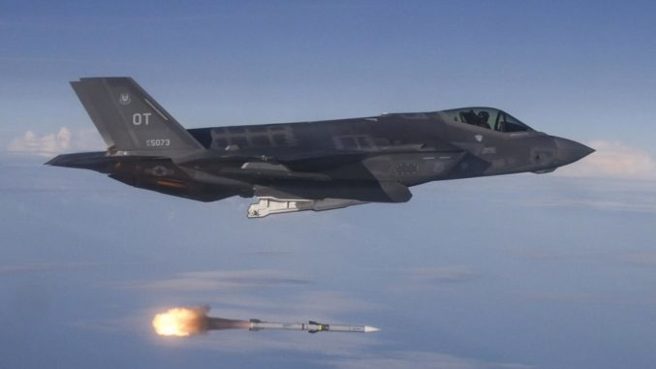 美軍F-35與 F-22將換裝最新式長射程AIM260空對空導彈，射程比殲-20配備的PL-15足足多出50%，在超視距對戰時將取得極大優勢。（圖／美國空軍）