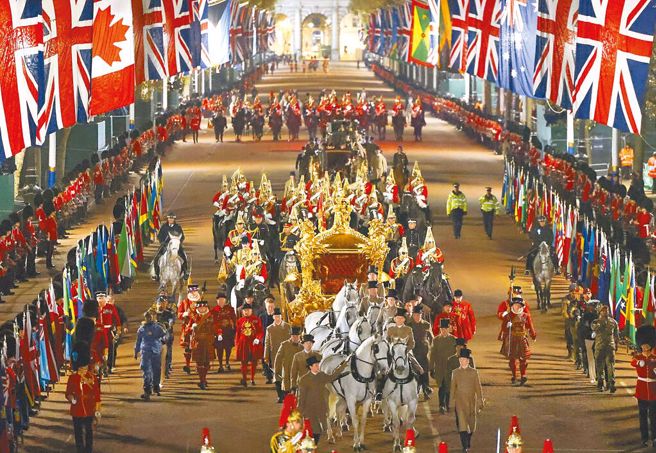 英国国王查尔斯三世的加冕典礼即将在6日举行，随着加冕仪式接近，预演也加紧脚步进行，加冕当天乘坐的黄金马车，也在预演队伍中亮相。（路透）