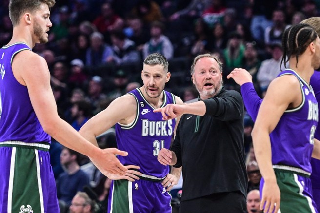 布登豪瑟(右二)已经遭到公鹿开除了。(路透资料照)