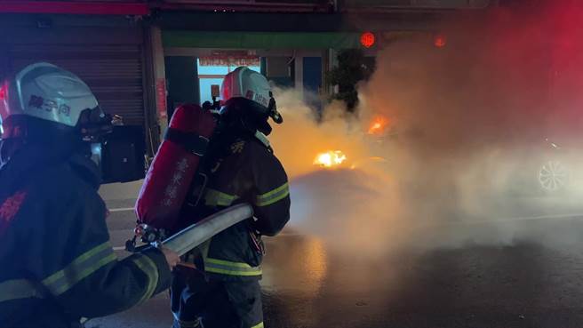台东市汉阳北路昨天深夜惊传火烧车。（读者提供／蔡旻妤台东传真）