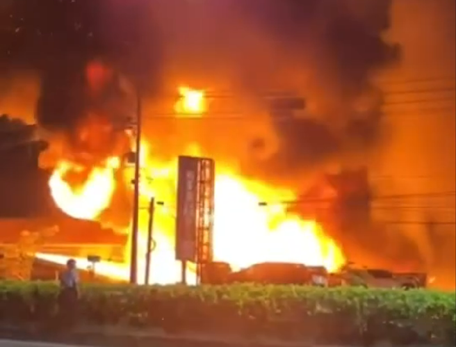 嘉义汽机车回收场超恐怖大火。(翻摄自记者爆料网)