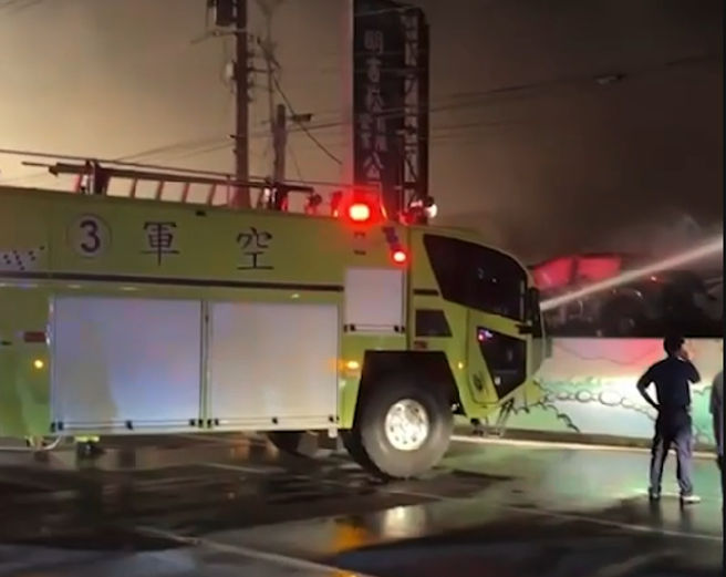 嘉义汽机车回收场超恐怖大火，空军水上基地消防车也紧急出动支援灭火。(翻摄自记者爆料网)