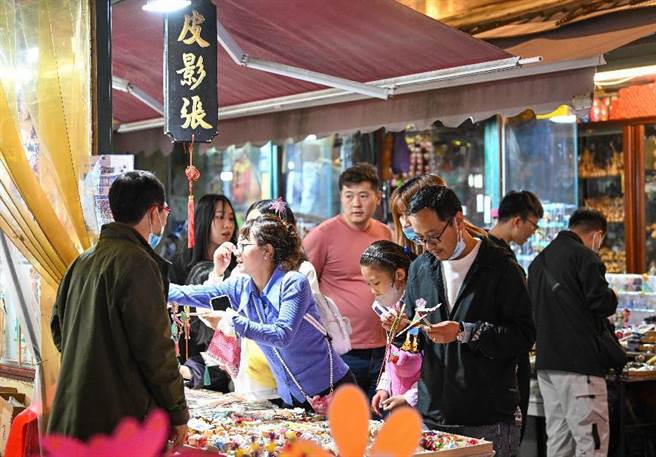 名家观点》李长安：一线城市解锁路边摊精细化管理是钥匙。图为4月29日晩游客在天津古文化街选购商品。（新华社）