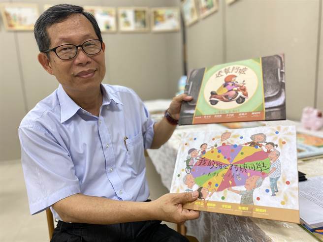 郑博真创作的绘本都是以爱为核心，60岁的他说，会一直写下去，让更多人爱上阅读。（曹婷婷摄）