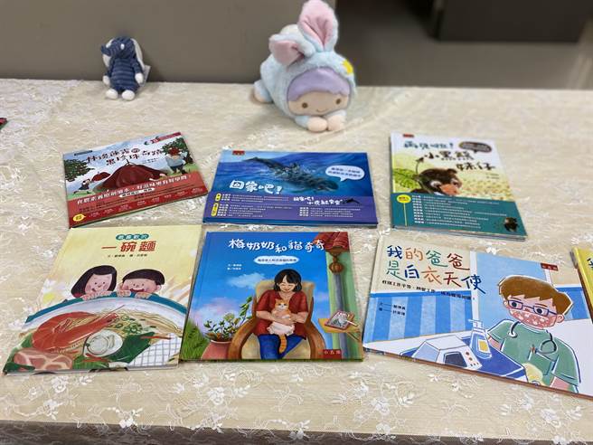 各种不同主题的绘本，受到大人小孩的喜爱。（曹婷婷摄）