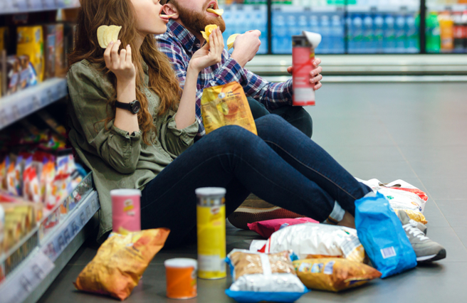 食物保存不良容易产生黄麴毒素，吃下肚会导致肝细胞损伤，甚至肝癌。（示意图／Shutterstock）