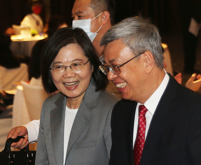 图为蔡英文总统（左起）、行政院长陈建仁。（资料照,陈怡诚摄）