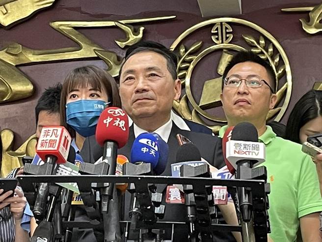 新北市議會民進黨團今開始市政總質詢，將針對治安、核能、槍枝等國政、市政議題質詢，並喊話侯不要迴避。侯友宜表示，他從事公職43年，永遠效忠國家、台灣這塊土地，台灣面臨缺水、缺電、內政等問題，需要改變。（蔡雯如攝）