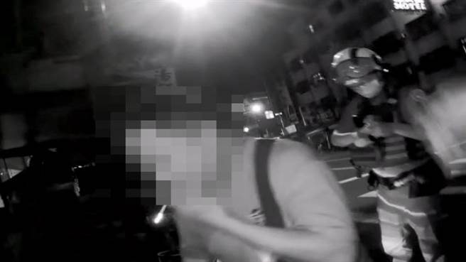 高雄50岁黄姓男子3日晚间大喇喇地在马路上边骑车边抽菸，还没戴安全帽及两段式左转，完全把马路当作自己家。（高市凤山分局提供／杨舒婷高雄传真）