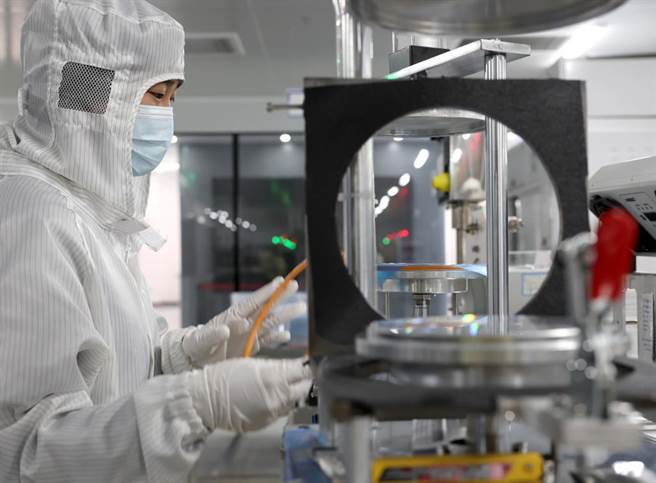 一位工人在图为大陆员工在江苏一间半导体科技公司LED晶片生产厂房工作。（摘自新华社）