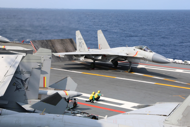 解放军东部战区4月举行环台战备警巡和「联合利剑」演习，图为歼-15舰载战机4月9日准备从「山东」舰航母起飞的画面。（新华社）