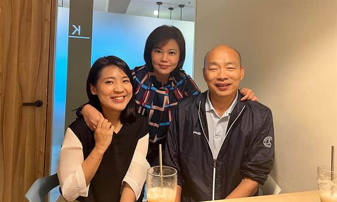 针对高雄市前市长韩国瑜（右）开玩笑说「选不赢就嫁给王世坚」，台北市议员游淑慧（中）表示自己被韩国瑜吓了两次。（摘自游淑慧脸书）