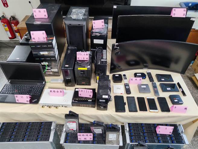 警方首度破获盗版直播APP，日前在宜兰、台中等地查获4名40岁左右嫌犯及作案手机、硬碟、电视盒等，侵权市值高达18亿1000万元。（警方提供／张亦惠台中传真）