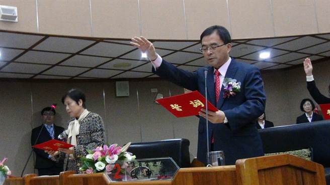 澎湖縣議員歐中慨（右）夫婦因涉嫌詐領助理費案，昨晚遭羈押禁見獲准，圖左為仍在押的議長劉陳昭玲。（許逸民攝）