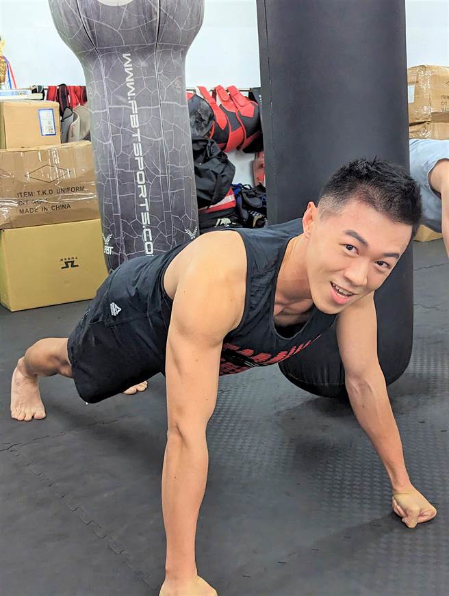 游书庭课前进行一系列暖身运动。（艾迪升传播提供）