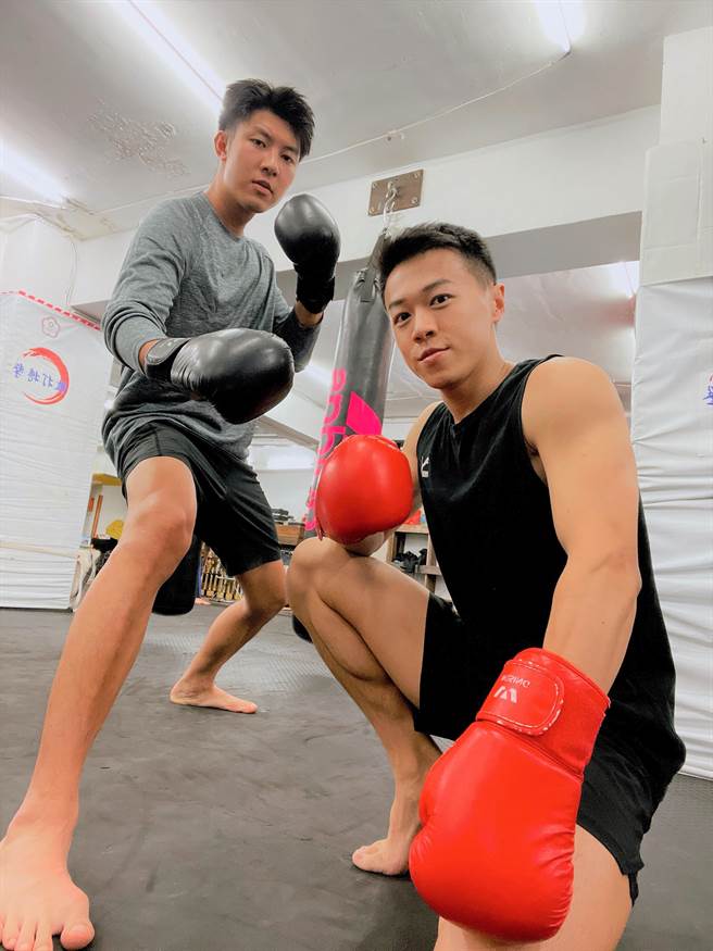 游书庭(右)和同门刘丞一起进行课程。（艾迪升传播提供）