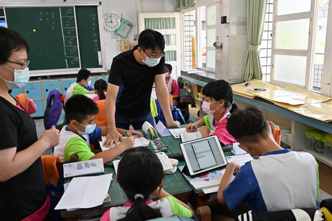 嘉义市甄选国小专任教师，图为老师上课情形。（嘉义市政府提供／廖素慧嘉市传真）