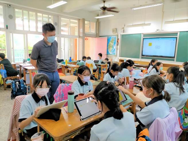 嘉义市国小专任教师上课情形。（嘉义市政府提供／廖素慧嘉市传真）
