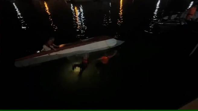 落海攀附船体待援的1男1女，由岸巡人员下水拖带上岸。（第七岸巡队提供／许逸民澎湖传真）