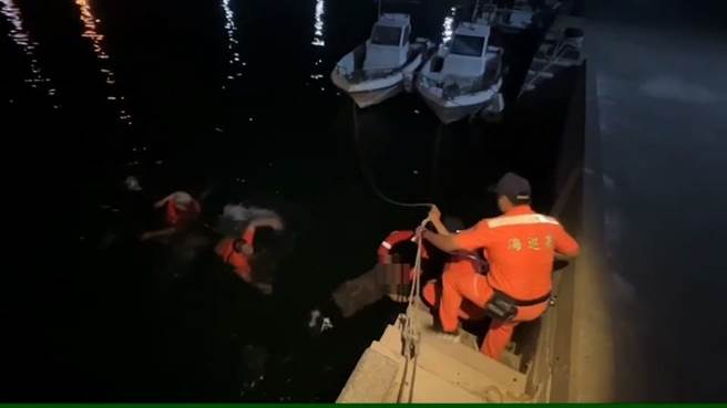 岸巡人员以救生圈将落海人员拉上岸。（第七岸巡队提供／许逸民澎湖传真）