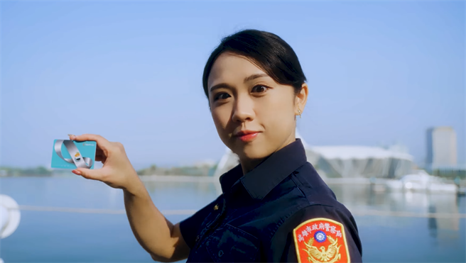 前镇分局交通组警员蔡玉贝与交通局合作拍摄宣传片。（翻摄交通局脸书／高雄洪靖宜传真）