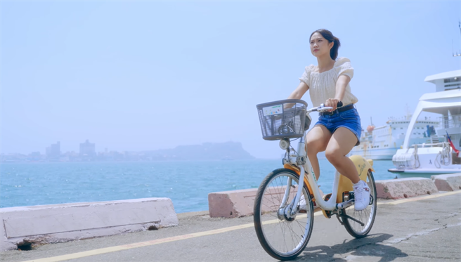 短短近1分钟影片她换5种交通工具。（翻摄交通局脸书／高雄洪靖宜传真）