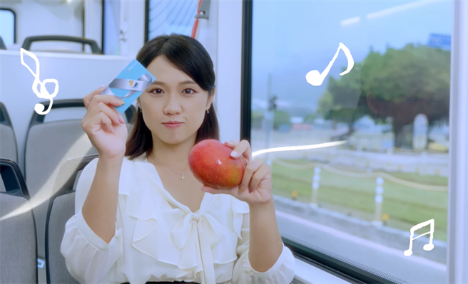 前镇分局交通组警员蔡玉贝与交通局合作拍摄宣传片。（翻摄交通局脸书／高雄洪靖宜传真）