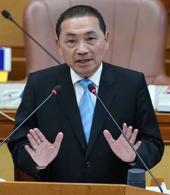 新北市长侯友宜5日到市议会备询，备询前针对民进党议员要以核能、治安、枪枝问题质询，侯友宜表示，他这辈子从事公职43年，永远效忠国家、爱台湾这块土地，尤其面对国家现在情势，不管是对外，国际情势诡谲，台海稳定跟区域和平非常重要；对内，台湾挑战更多，不管缺水缺电，内政很多都需要改变，更重要是人民在生活过程中有很多问题需要去解决。（季志翔摄）