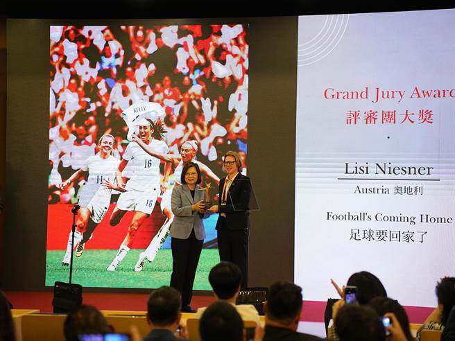 荣获评审团大奖的摄影记者尼斯纳由于在英国採访英国国王查尔斯三世加冕典礼，因此委由英国媒体摄影协会副主席卡梅伦(右)代为领奖。左为总统蔡英文。(黄敬文摄)