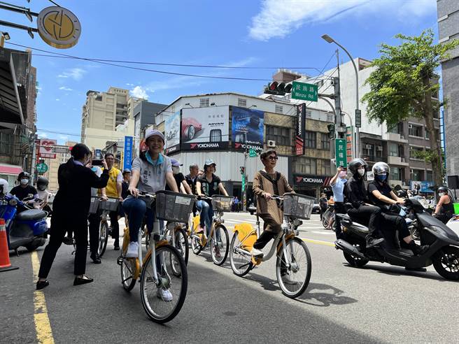 新竹市YouBike即将突破百站，市长高虹安、多位市议员及里长今也从芙洛丽大饭店骑着YouBike 2.0至巨城。（王惠慧摄）