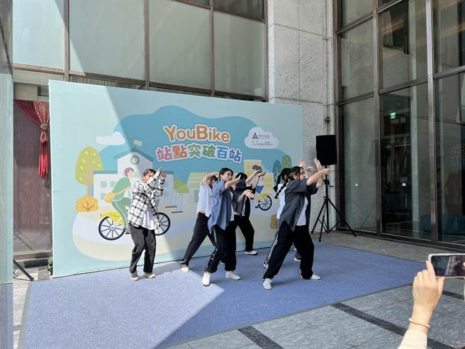 市府5日举办「新竹市YouBike突破百站」记者会，开场请到新竹女中热舞社带来精彩表演。（王惠慧摄）