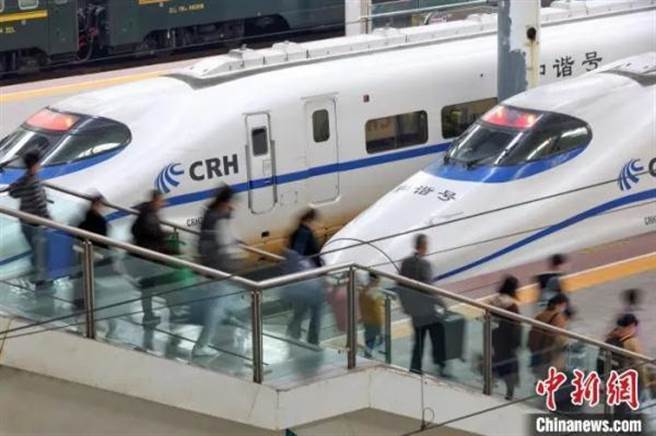 五一小长假运大陆铁路共发送旅客1.33亿人次。（中新社）