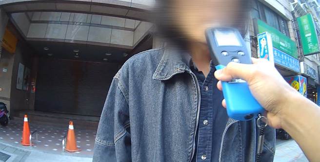 警方确认郭男的酒测值达0.54，当场将他依现行犯上铐逮捕。（翻摄照片／林郁平台北传真）