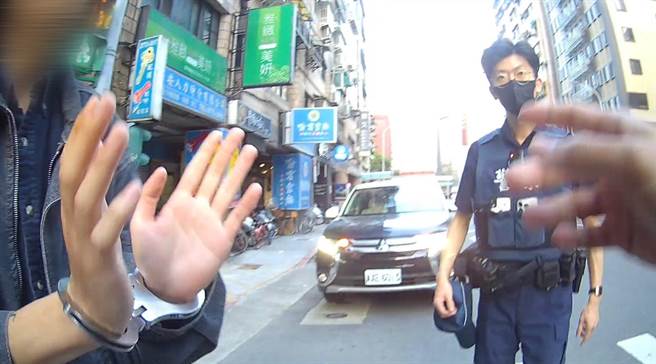 警方确认郭男的酒测值达0.54，当场将他依现行犯上铐逮捕。（翻摄照片／林郁平台北传真）