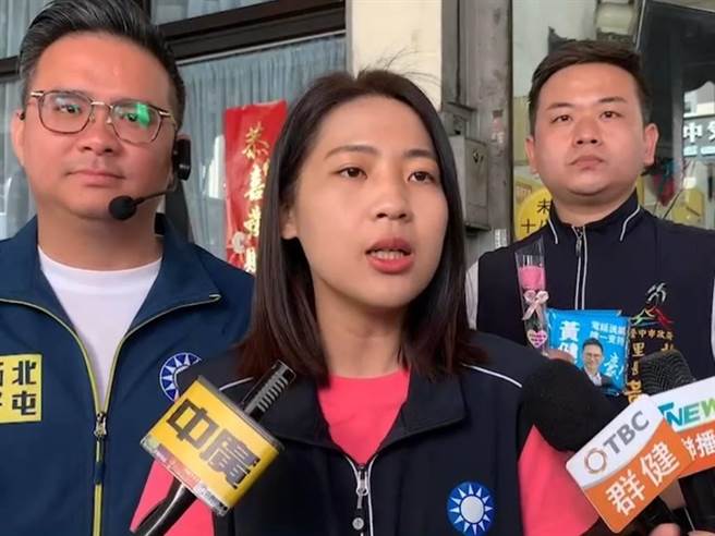 台北市议员徐巧芯公布一系列绿营高官与imB首脑合影的照片，质疑民进党与诈骗犯有关连（潘虹恩摄）