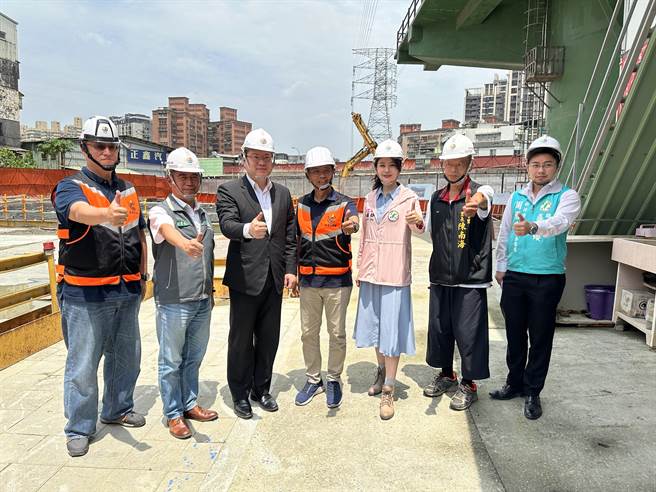 内政部长林右昌（左三）视察汐止社后穿越国道道路工程。（记者林意筑摄）